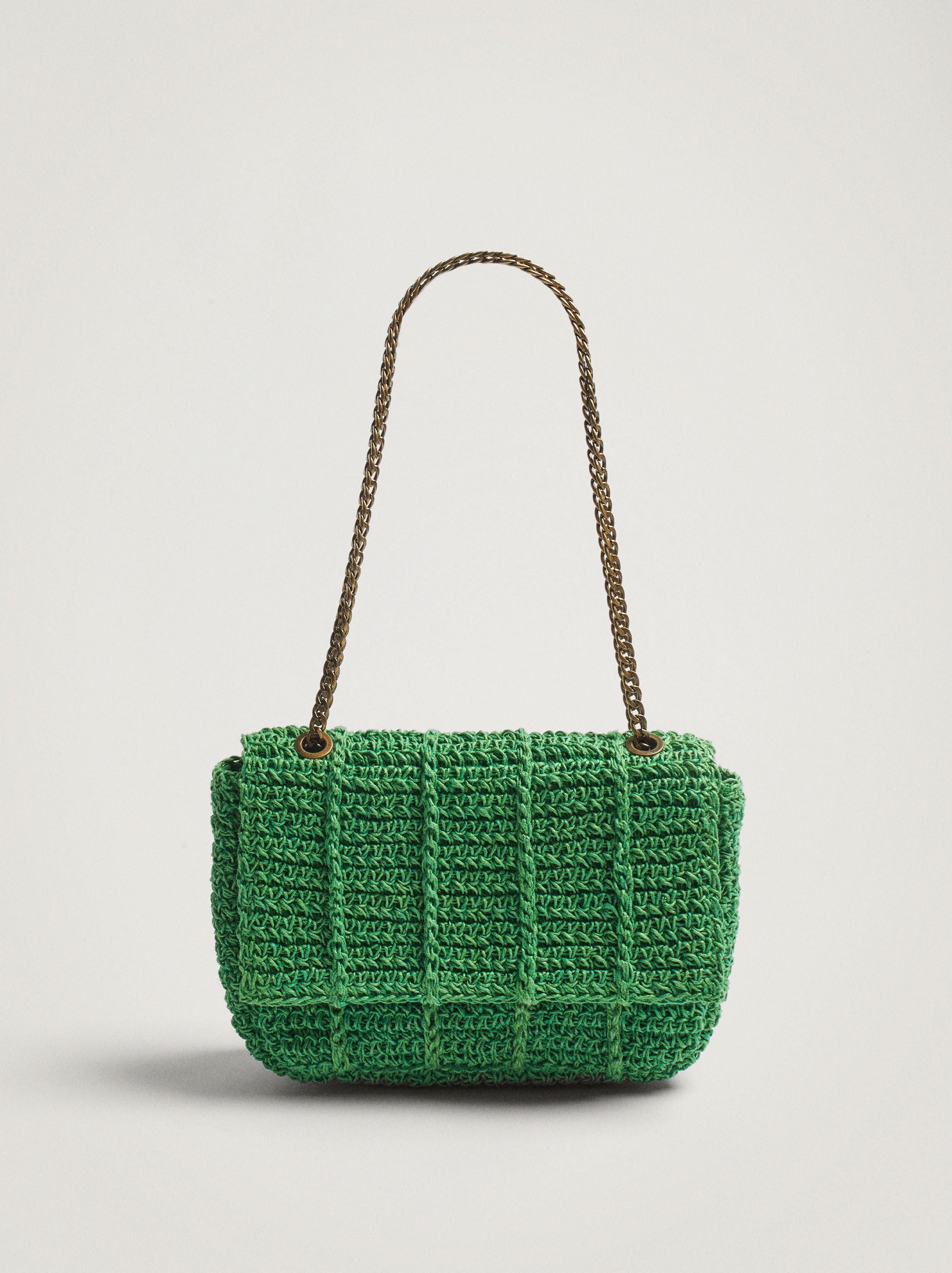 Los bolsos en tejidos naturales resurgen cada verano para vestir los looks más informales. Aunque los tonos neutros suelen ser la opción más segura, esta temporada toca apostar por un color más vivo, como el verde. Bolsos con cadena de Parfois (25,99 euros)