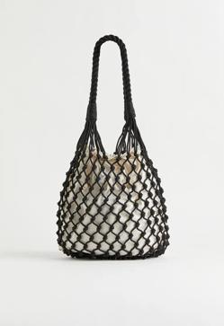 Imagen secundaria 2 - Bolso yute de Zara (29,95 €), bolso trenzado de H&M (39,99 €)