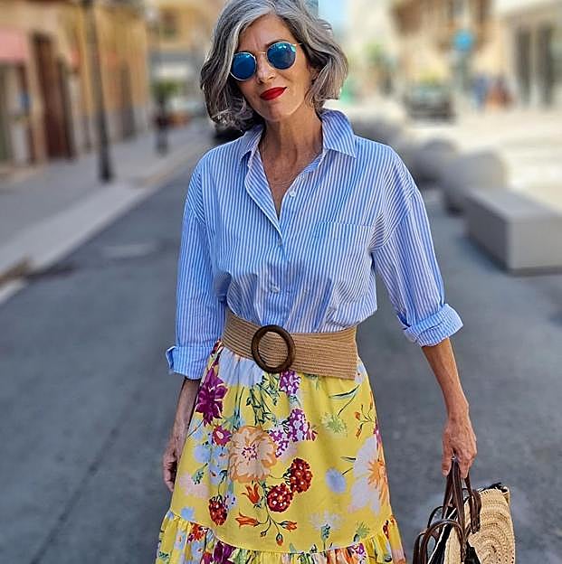 La falda larga con estampado de flores que querrán llevar todas las mujeres de más de 50 porque estiliza y rejuvenece cualquier look