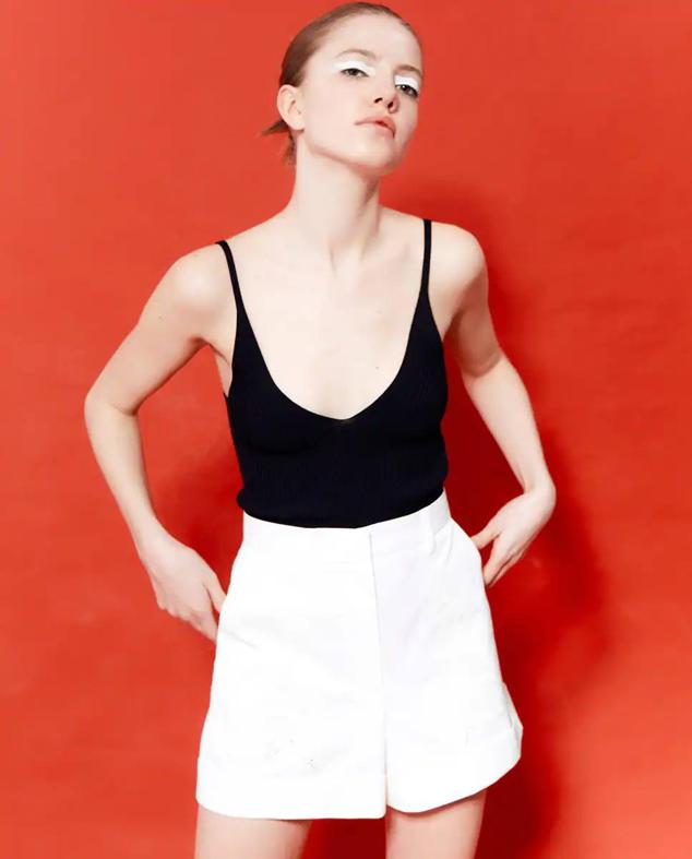 Pantalón corto de vestir en tejido de algodón, con tiro alto, pernera amplia y detalles bordados de encaje, color blanco, de Sfera. Lo encontrarás a 35,99 euros.