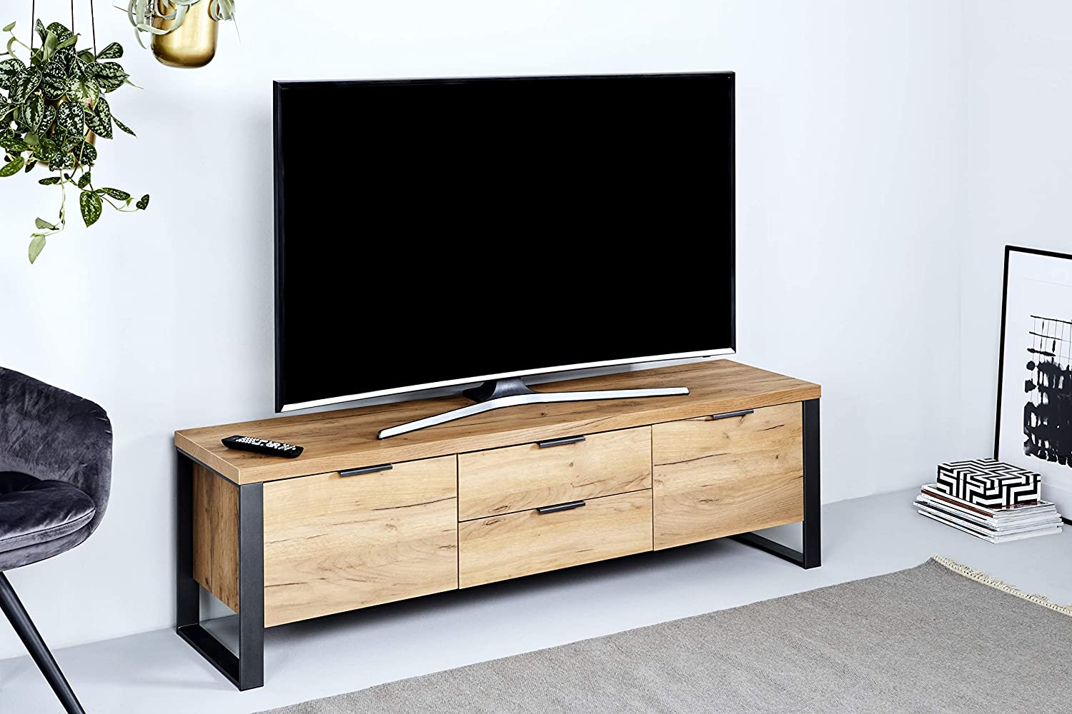 La estética rústica se combina con detalles retro en este robusto mueble de televisión en acero y madera que puedes  comprar en Amazon  por menos de 300 euros.