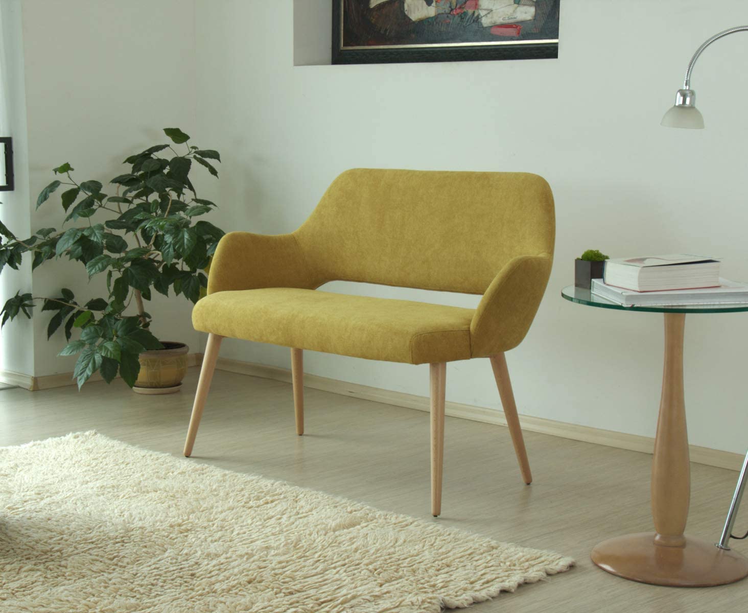Disponible en varios colores y de estética nórdica pero con un punto muy cálido, este sillón retro amarillo con detalles de madera natural lo puedes comprar en Amazon por menos de 300 euros.