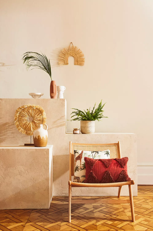 Además de la silla más famosa del low cost (99 euros), el adorno para colgar de ratán en forma de arco cuesta 5 euros; el jarrón alto de terracota, 7 euros; el adorno de pie de ratán deshilachado, 9 euros; el cojín marfil con estampado de safari, 8 euros y el cojín teja alargado con copete, 8 euros.