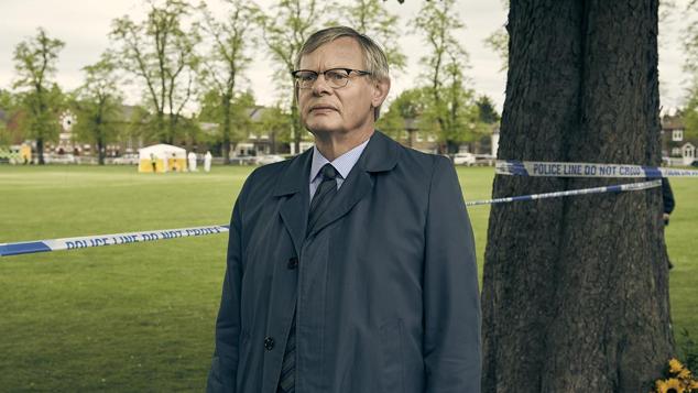 Uno de los últimos detectives en sumarse a esta larga lista ha sido el británico Colin Sutton. Basado en las memorias del hombre al que da vida Martin Clunes, esta producción de dos temporadas de 3 y 4 episodios respectivamente narra dos casos que conmocionaron al país: el asesinato de la joven francesa Amélie Delagrange y el caso de un violador nocturno que tuvo en vilo al país casi dos décadas. Una propuesta sobria, sin persecuciones trepidantes y con mucho sufrimiento que refleja, la que en muchas ocasiones es, la realidad del trabajo policial. 