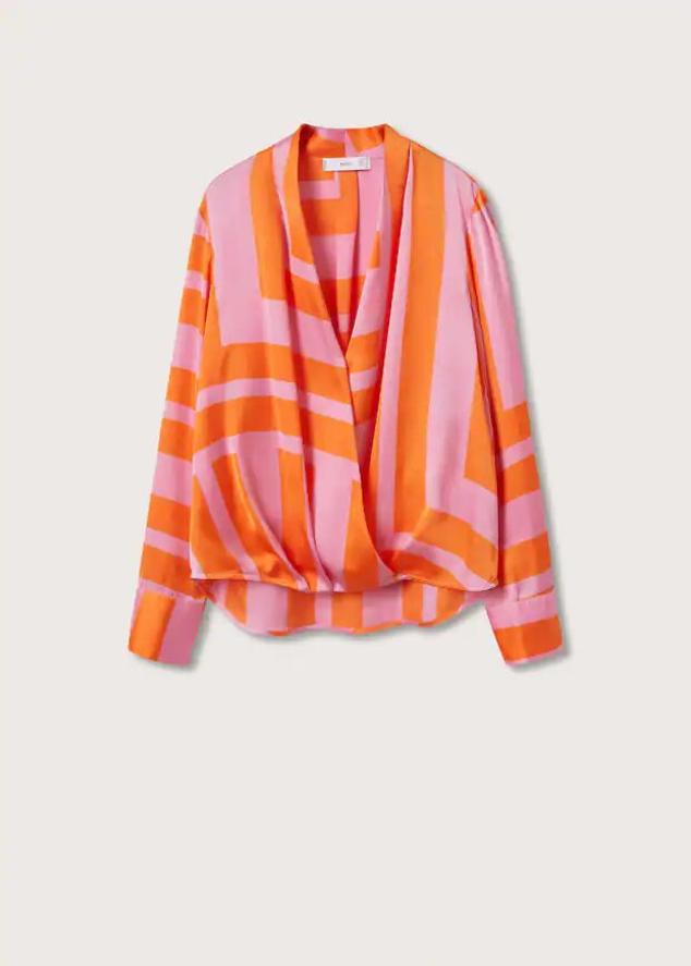 Esta temporada los colores se llevan (y de alto voltaje). Las camisas o blusas estampadas son un básico de armario que podrás usar en primavera y en verano porque son muy fresquitas, versátiles y perfectas para combinar tanto en looks más formales como en otros más informales. 