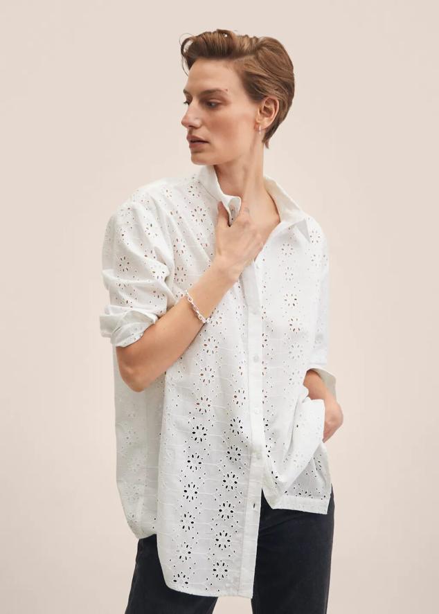Si las camisas son un básico apto para cualquier momento y ocasión, las camisas troqueladas son el básico fresco sin el que no podrás vivir esta primavera y verano. Románticas, con un toque bohemio y perfectas para combinar tanto con shorts y bermudas como con pantalones de traje para ir a la ofi.