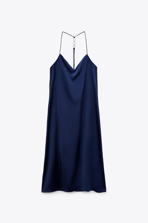 Elegantes, románticos y con un toque sexy y atemporal. Los vestidos satinados pueden salvarte en más de una ocasión: cenas, eventos, cócteles… Sientan bien a todo tipo de cuerpos y son perfectos para combinar con sandalias tanto planas como con modelos de tacón.