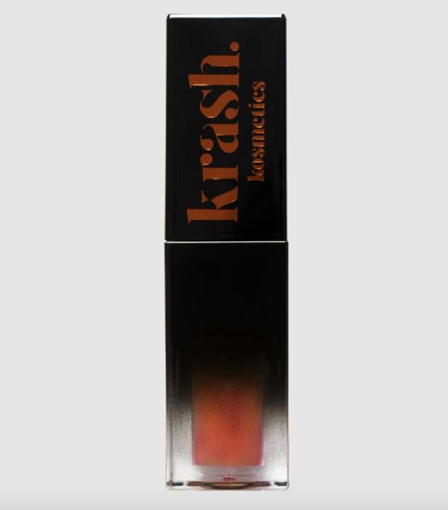 K te Kntas es un gloss voluminizador en tono coral que proporciona un ligero tono coral, con el que conseguirás unos labios carnosos y perfilados. Se puede utilizar solo o aplicando posteriormente un labial más intenso. Su fórmula es vegana y cruelty free. (10,95 euros)