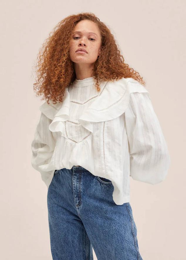 En Mango hemos encontrado esta blusa en color blanco roto