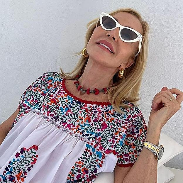 Midi, croché y flores: así es el precioso vestido que todas quieren copiar a Carmen Lomana porque queda de maravilla y quita años