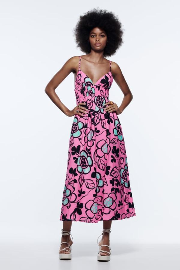 Rosa y con estampado floral (rebajado a 19,99 euros).