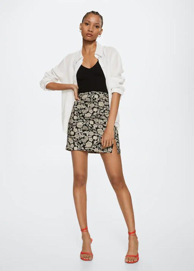 Elaborada en tejido mezcla de lino, con diseño evasé y entallado. Está disponible tanto en estampado de flores con fondo negro como en color rojo. Precio: 25,99 euros.