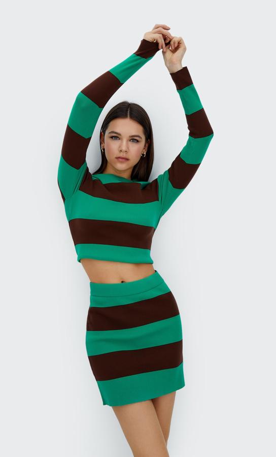 Falda mini de punto con cintura elástica. Disponible en verde y negro y en blanco y negro. Precio: 15,99 euros.