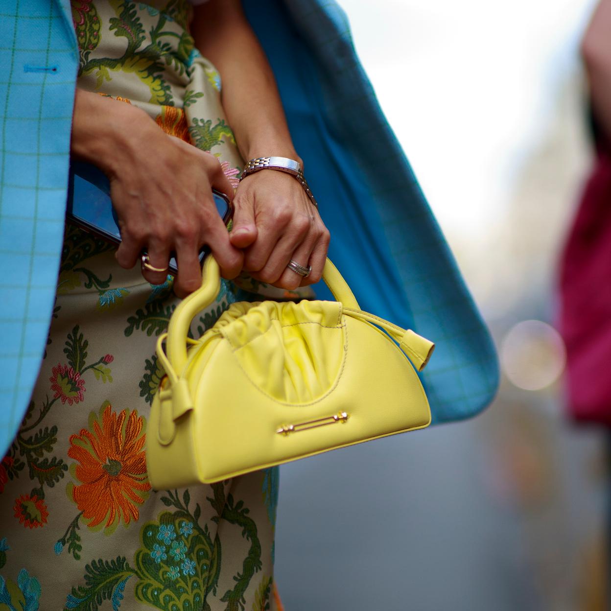 Los bolsos amarillos han arrasado en el street style.