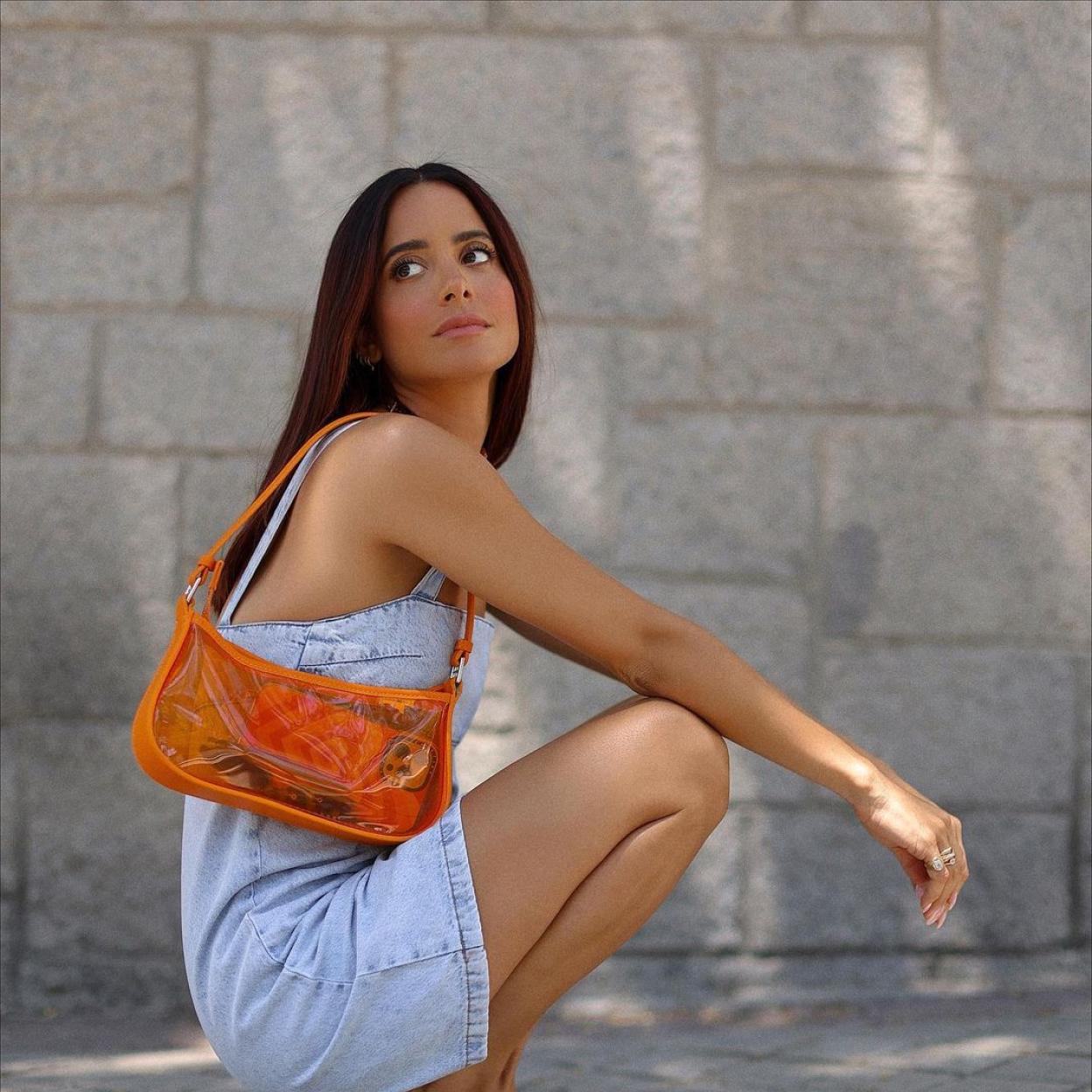 Así es el bolso baguette que te devolverá a los 2000 y no para de agotarse en Mango porque es pequeño pero muy útil y ponible