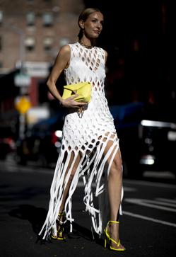 Imagen secundaria 2 - Diferentes formas de combinar un bolso amarillo que hemos visto en el street style.