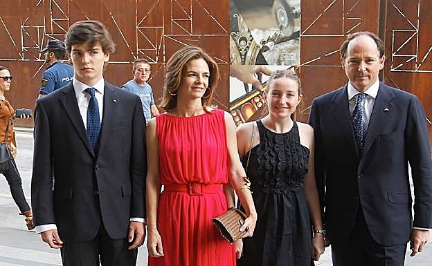 María García de la Rasilla, el príncipe Konstantin de Sajonia-Coburgo Gotha y sus hijos.