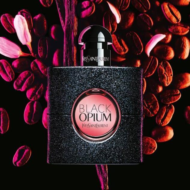 Black Opium Eau De Parfum de Yves Saint Laurent es para mujeres rockeras y sexys