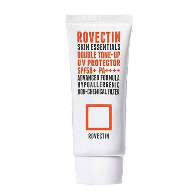 Este protector solar tiene una fórmula hipoalergénica con SPF50+PA+++ y actúa para combatir el daño de los rayos UV sin irritar la piel, con filtros 100% minerales, al tiempo que proporciona los beneficios de un tratamiento antiedad (al incorporar adenosina estimuladora del colágeno revitalizador y perfeccionador, ya que también se puede usar como prebase unificadora, alisadora e iluminadora. La piel se verá tonificada y aterciopelada.