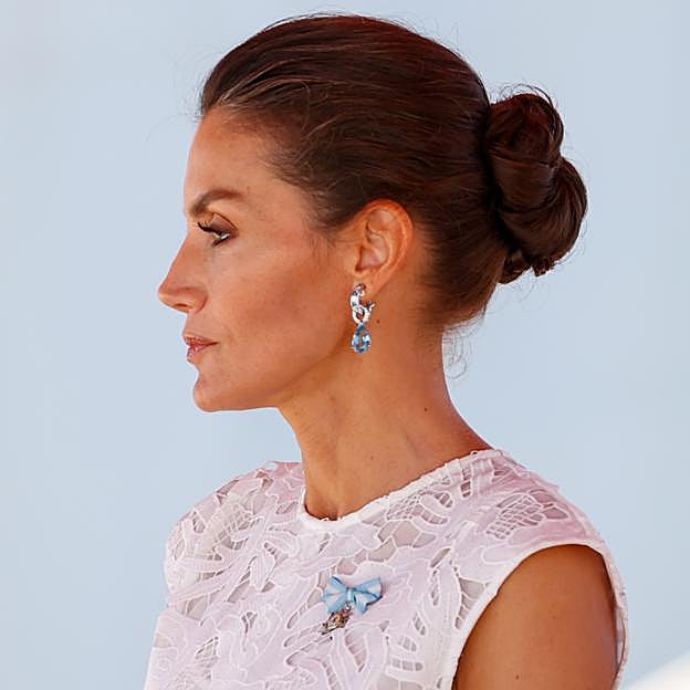 Imagen principal - La reina Letizia sorprende con este espectacular vestido de Sfera: blanco, con transparencias y encaje y muy favorecedor