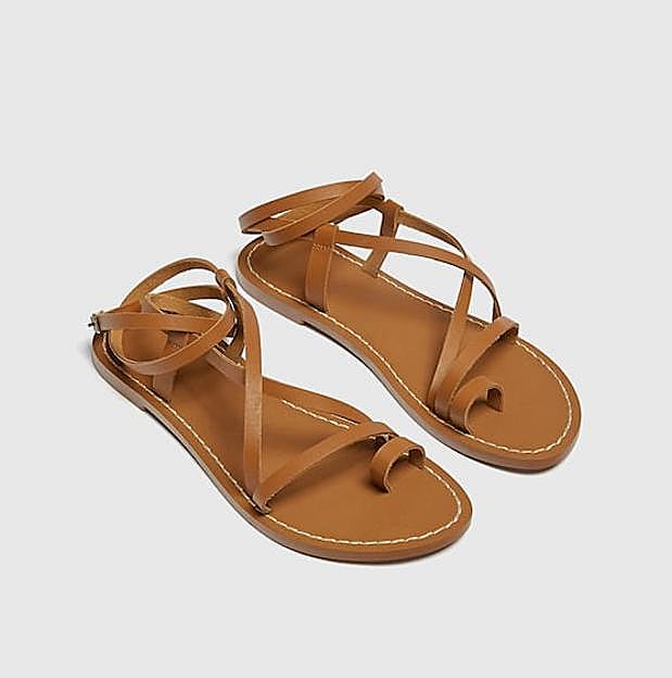 Las sandalias planas marrones de Pull&Bear con las que copiar el look de Tamara Falcó.