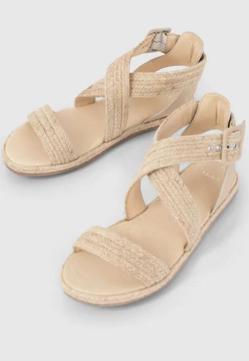 Imagen secundaria 2 - Estas sandalias de rafia de Stradivarius baratísimas y con tacón cómodo van a ser las más vendidas del verano