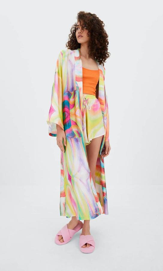 En Stradivarius encontrarás este kimono de satén