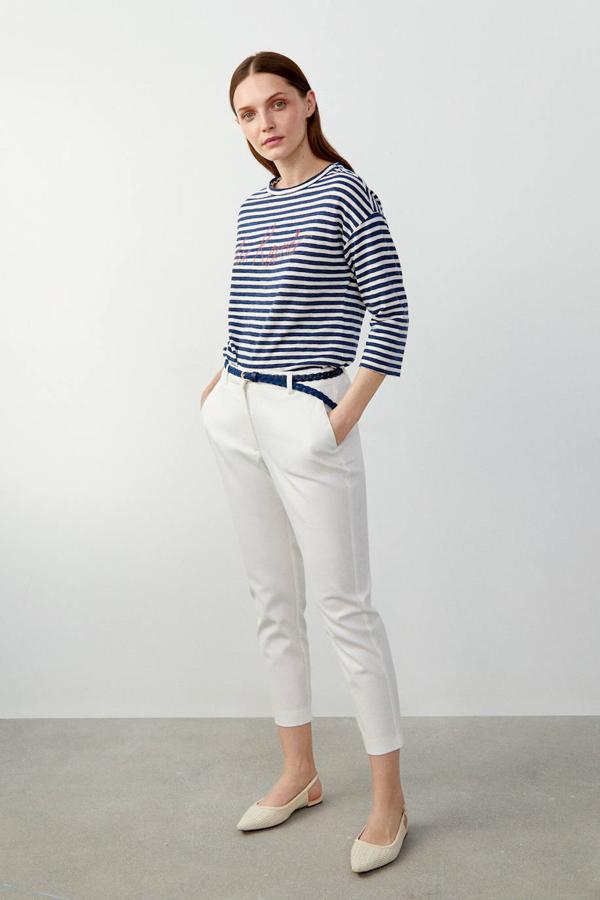 Camiseta con estampado a rayas azul y blanco, cuello redondo, manga por debajo del codo y detalle de texto color rojo, de Cortefiel. Tiene un precio de 19,99 euros.