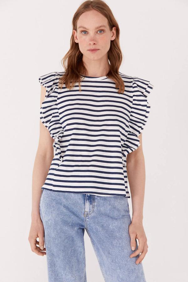 Camiseta a rayas horizontales con cuello redondo, manga sisa y detalle de doble volante con volumen, en azul y blanco, de Cortefiel. La puedes comprar por 15,99 euros.