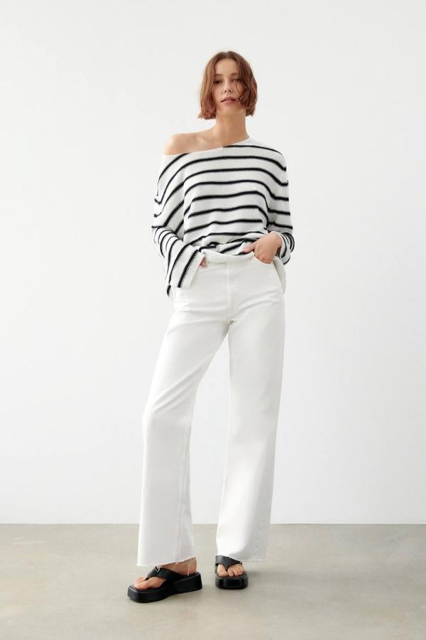 Jersey de punto en tejido mezcla de lino con corte relajado, cuello barco, manga larga y print a rayas horizontales en blanco y negro, de Zara. Está disponible por 29,95 euros.