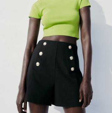 Imagen secundaria 1 - Estas bermudas con botones dorados de Zara son perfectas para crear looks elegantes adaptados a las altas temperaturas del verano. Bermudas en blanco , negro o azul turquesa de Zara (22,99 euros) 