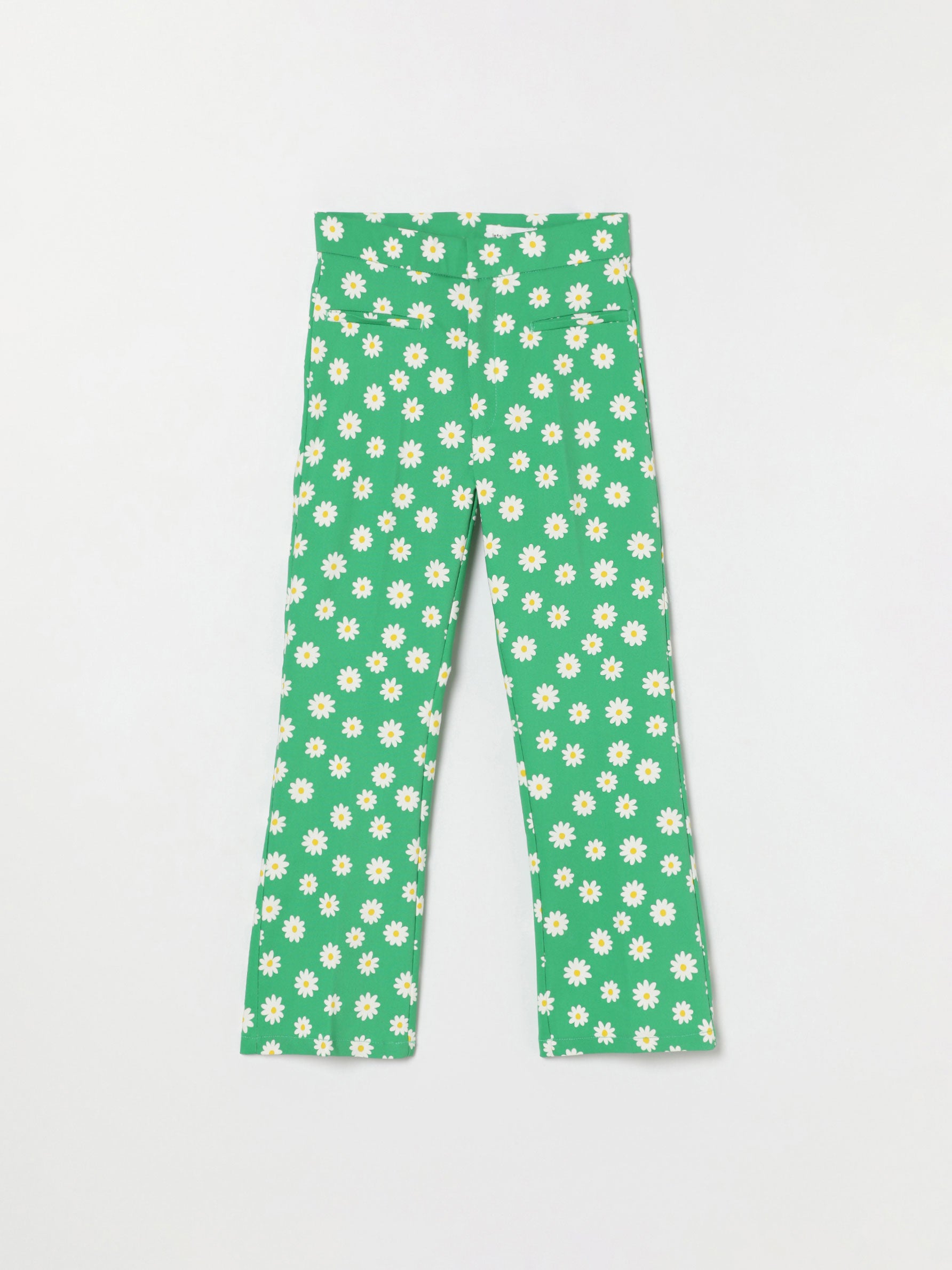 Lefties tiene la versión floral de los pantalones flare. Destaca por su estampado de margaritas de tamaño mediano sobre fondo verde. Son de tiro alto con pierna larga y bajo ligeramente acampanado. Precio: 15,99 €. 