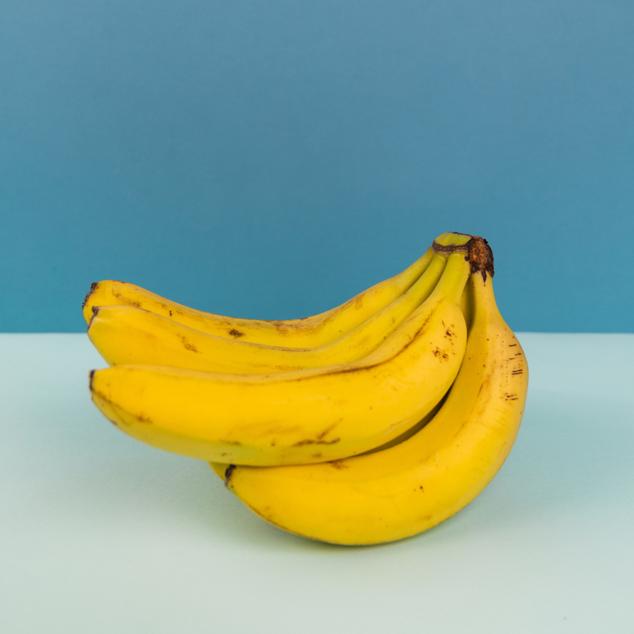 Además de potasio, los plátanos contienen almidón resistente, un carbohidrato saludable que el cuerpo digiere lentamente, por lo que tiene un gran poder saciante. Este almidón, además, ayuda a acelerar el metabolismo, lo que aumenta tu capacidad para quemar calorías. Eso sí, es mejor no pasarse con su consumo, ya que una sola pieza contiene unas 100 calorías.