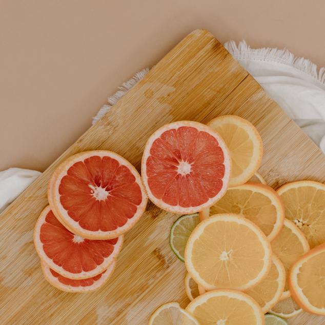 Este cítrico de ayuda a acelerar el metabolismo y además de tener propiedades saciantes, es rico en fibra, vitamina C, vitamina A y vitaminas B1, B3 y B6. Una unidad de unos 100 gramos contiene unas 37 calorías. 