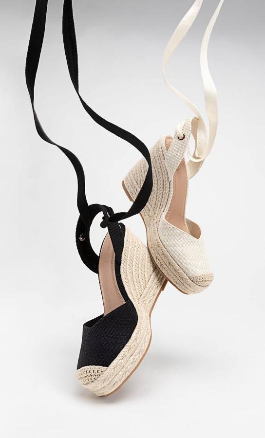 En Stradivarius hemos encontrado estas con un cierre de tiras atadas al tobillo