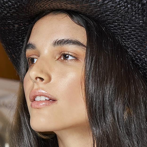 El bronceador con ácido hialurónico y provitamina solar D3 que lo tiene todo: hidrata, unifica el tono, aporta luminosidad y reafirma la piel