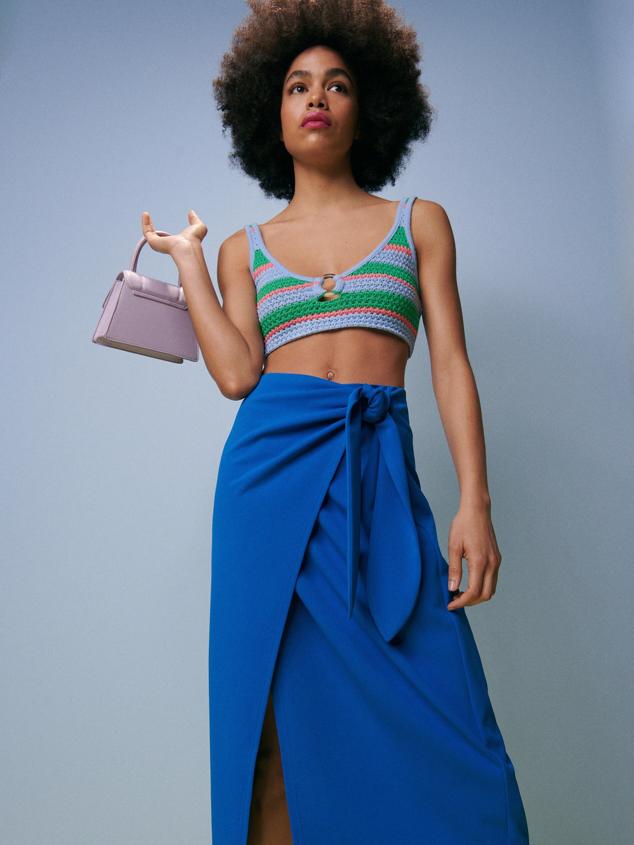 Los colores vibrantes están de moda, y una opción para llevar dos tendencias en una, es incluirla en tus faldas pareo. En concreto, este modelo azul klein sienta bien a todo tipo de pieles, bronceadas o no. Por lo que podrás empezar a llevarla desde ya. 