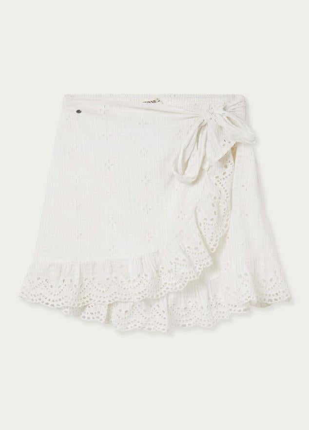 Otro de los clásicos que no fallan nunca en verano es el brocado inglés. Aprovecha para incluirlo en tus minifaldas pareo. Combínalo con accesorios dorados o marrones para un toque más bohemio. 