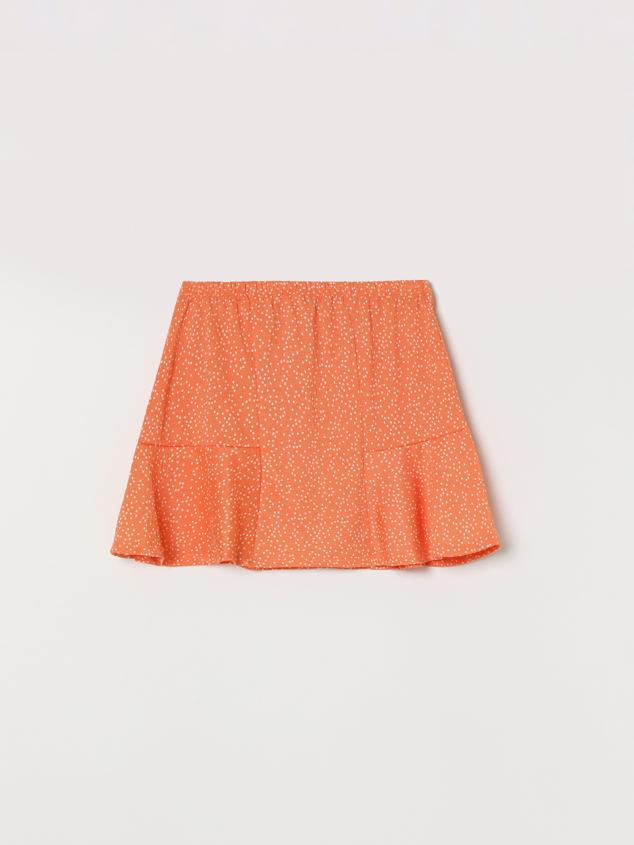 Minifalda con estampado de pequeños lunares con cintura elástica y ligero vuelo. Está confeccionada en un cómodo y ligero tejido para lucir fresquita todo el verano. Es de Lefties. Precio: 5,99 €. 