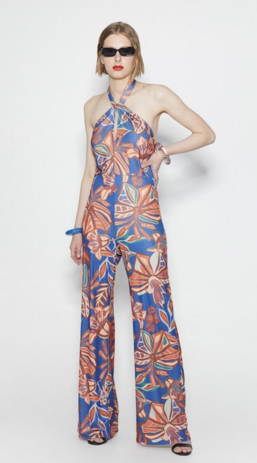 Mono largo liso con cuello halter y estampado floral de Sfera. Lo puedes encontrar por 29,99 euros. 