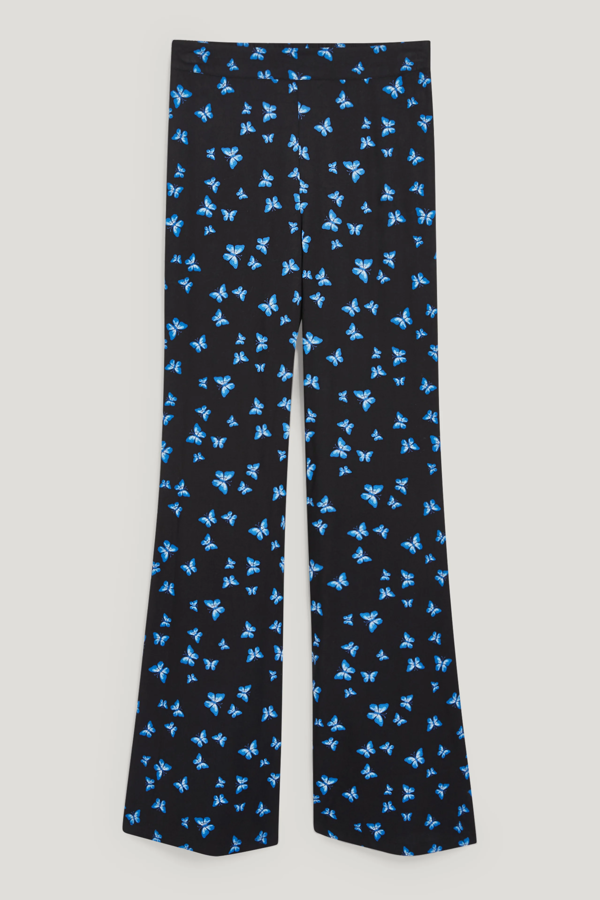 Pantalón acampanado de tela estampado de CLOCKHOUSE de tejido fluido y con mariposas en tonos eléctricos. Precio: 17,99 €. 