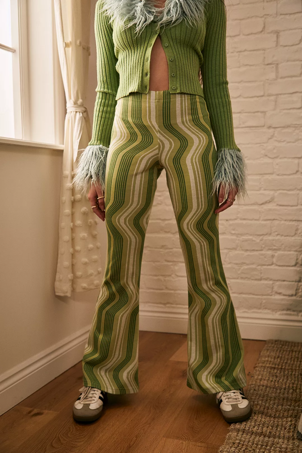 Urban Outfitters crea un diseño psicodélico para las más extrovertidas. Su estampado de ondas se complementa de un material elástico, para garantizar mayor comodidad. Precio Rebajado: 12 €. 