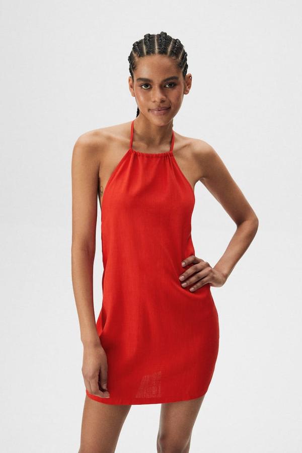 Los vestidos cortos que no se ciñen a la cintura acortan visualmente tu estatura, así que opta por modelos que no sean demasiado anchos, y si encima son tan ponibles y de colores tan favorecedores como este de Pull&Bear, mejor. 