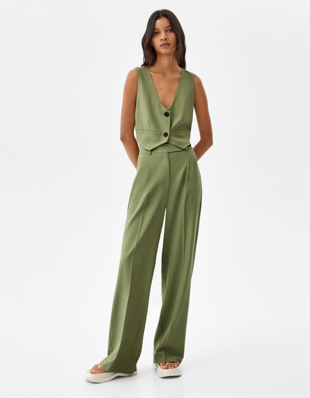 Conjuntos del mismo color. Y da igual que sean monocromas que estampados. Lo que necesitas darle a tu silueta es continuidad.