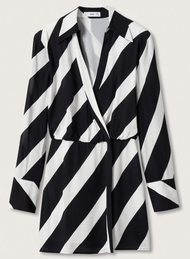 Vestido corto con estampado de rayas, cuello camisero y cruzado y manga larga abotonada, de Mango. Tiene un coste de 39,99 euros. 