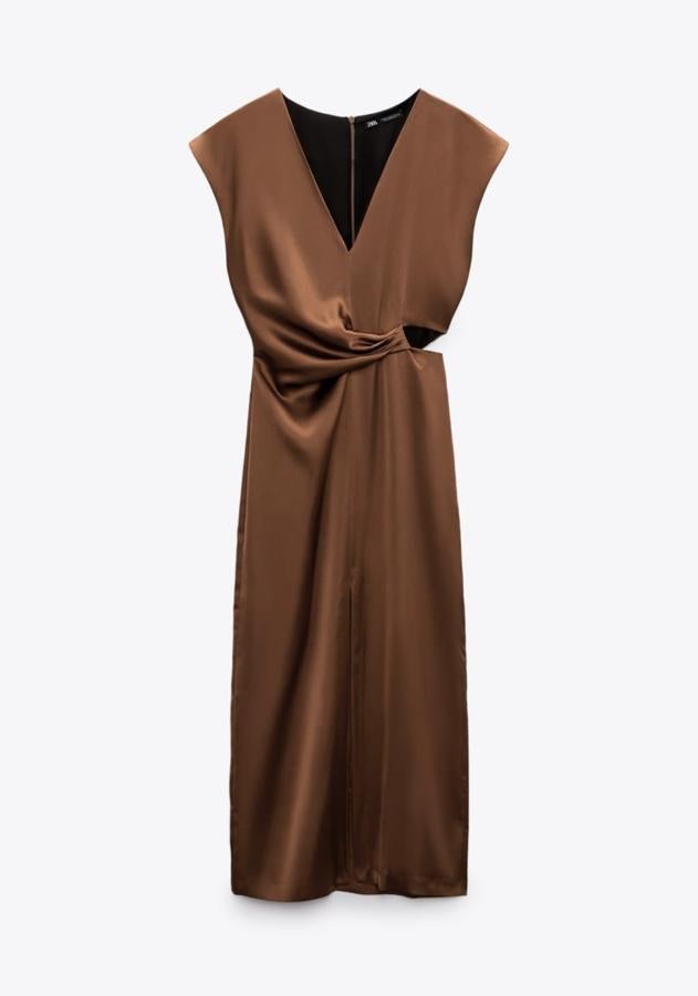 Vestido midi satinado de escote de pico y manga sisa en color chocolate. Tiene un detalle de abertura lateral en la zona de la cintura con un nudo. Está disponible en Zara por 39,95 euros.