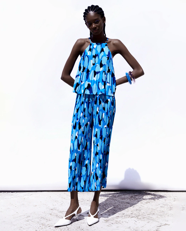 Su combinación de colores es pura energía. Podrás llevarlo tanto con sandalias como con deportivas. Para ir a la ofi y también para tus eventos nocturnos. Pantalón Culotte (29,99 €) y blusa (19,99 €) de Sfera.  Cómpralo en El Corte Inglés .