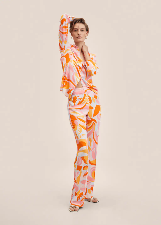 Los estampados setenteros están de moda. Hazte con un conjunto pijamero y lúcelos en su máximo esplendor. Pantalón (29,99 €) y blusa (29,99 €) de Mango. 