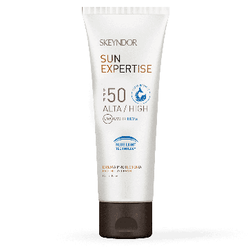 Imagen secundaria 1 - Necesitas un protector solar con color como estos que dejan la piel natural y uniforme para ir siempre perfecta (incluso en la playa y la piscina)