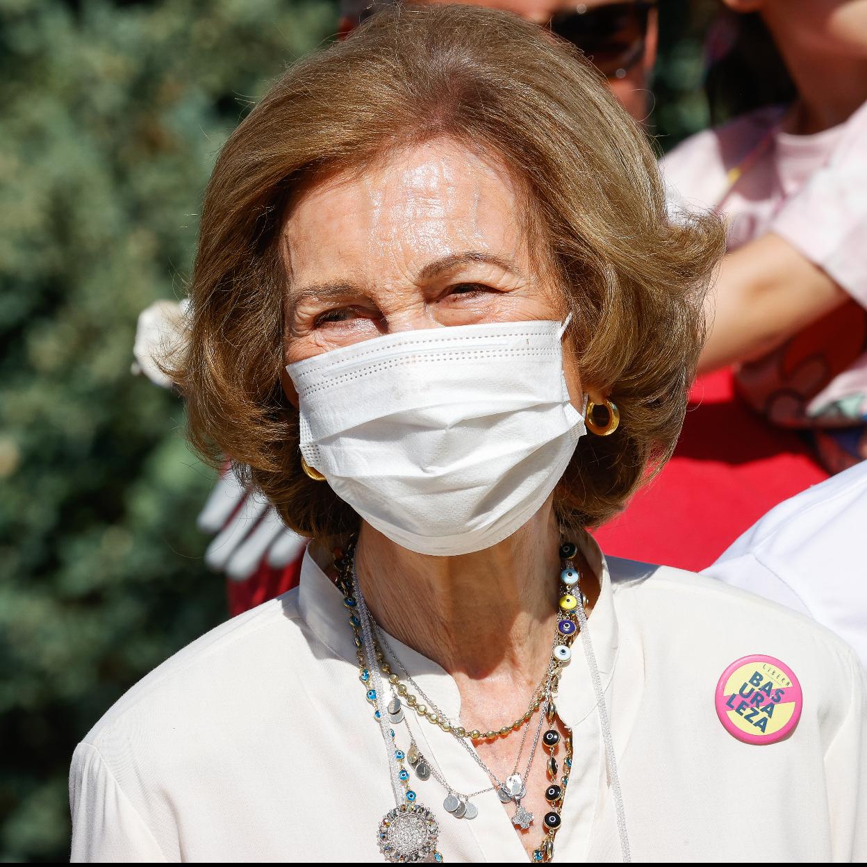 La reina Sofía combinó los pantalones con una blusa blanca.